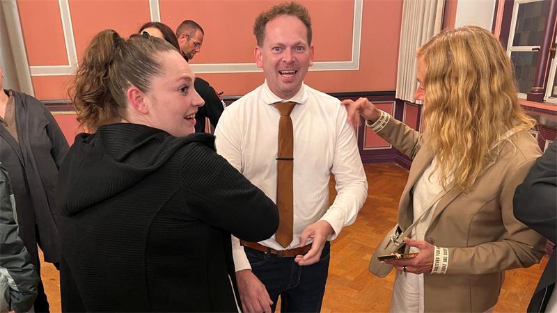 Stader Bürgermeister: Kai Koeser und Arne Kramer in der Stichwahl Jörg Baumann von Parteilos Stade zeigte sich zufrieden mit dem Wahlergebnis, während seine Mitstreiterinnen zu seiner Freude das Hemd zurechtzupften.