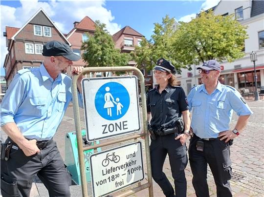 Jörg Bodtmann (links), Ralf Herrmann und Silke Tonn begegneten während ihrer Verkehrsüberwachung in der City 13 Radfahrern. Fotos: Bisping