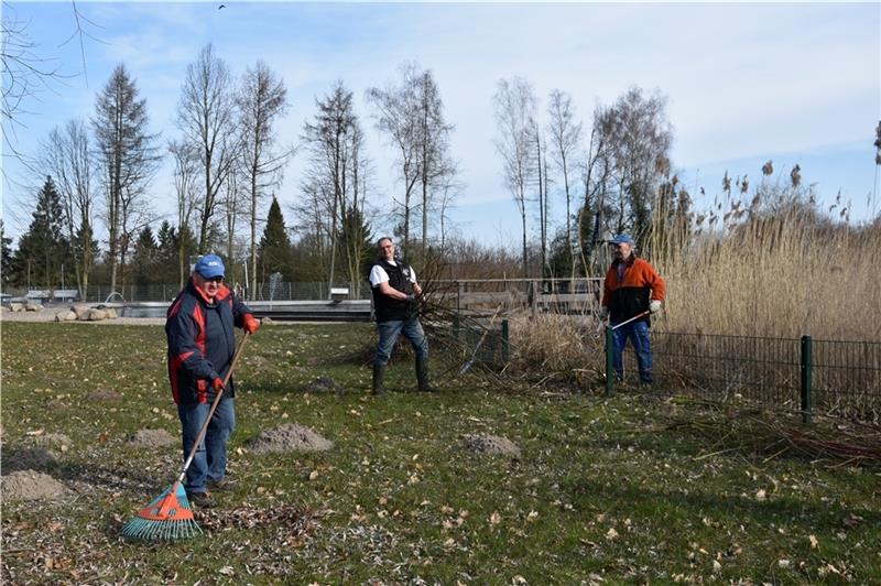 Naturbad in Sauensiek: An Himmelfahrt sollen die ersten Gäste kommen Jörg Dallmann, Michael Wedemann und Stefan Schulz räumen im Naturbad Sauensiek auf.