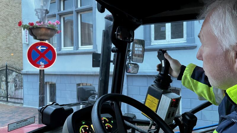 Die grüne Hölle von Buxtehude: Unterwegs mit den Grünpflegern der Stadt Jörg Goercke steuert den Arm mit dem Wasserschlauch per Joystick.