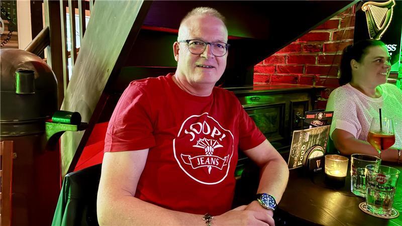Wo ist die WM-Euphorie? Ein Streifzug durch den Kreis Stade nach dem 7:1 Jörg Guntermann aus Jork verfolgt die WM-Spiele im Irish Pub in der Buxtehuder Altstadt.