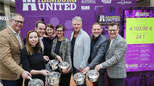 Jörg Harengerd (l-r), Ludmila Brendel, Christian Langsdorff, Henrike Lorenz und Danijela Brko, Jörg Pilawa, Gerhard Löwe, und Christoph Feige bei einem Pressetermin zur Vorstellung des Projekts „Hamburg United“ in der Europa Passage.
