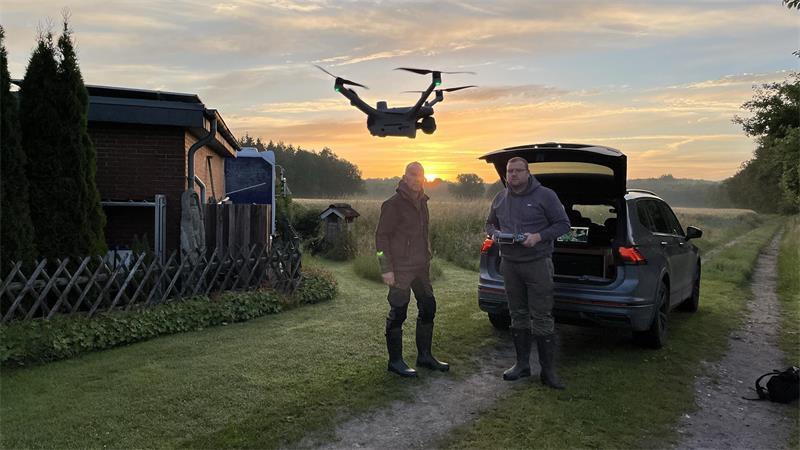 Um 3 Uhr morgens geht’s los: Ehrenamtliche retten Kitze in Ahlerstedt Jörg Haufschild (rechts) und Heino Klintworth befliegen früh morgens die Wiesen mit Hilfe von Drohnen.