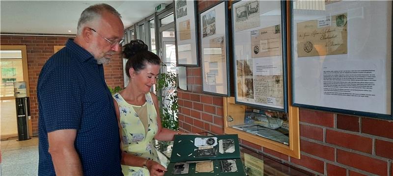 Jörg Heins und Susanne de Bruijn wollen die Harsefelder mit alten Fotos an den Wert historischer Gebäude erinnern. Foto: Fehlbus