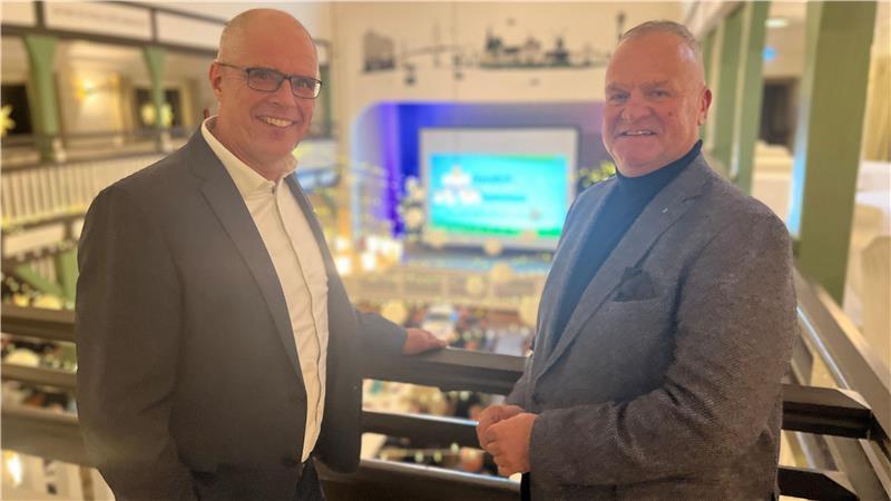 Pflanzenschutzmittel fehlt: Obstbau ist Blutlaus schutzlos ausgeliefert Joerg Hilbers und Claus Schliecker bei der Versammlung der Fachgruppe Obstbau im Fährhaus Kirschenland in Jork-Wisch (von links).