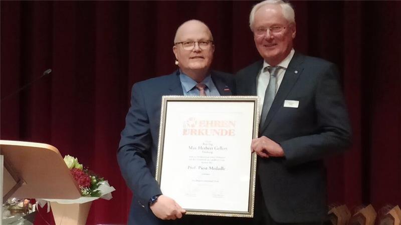 Landkreis Stade feiert seine besten Nachwuchs-Handwerker Jörg Klintworth (links) ehrte Max Gellert mit der Prof.-Piest-Medaille.