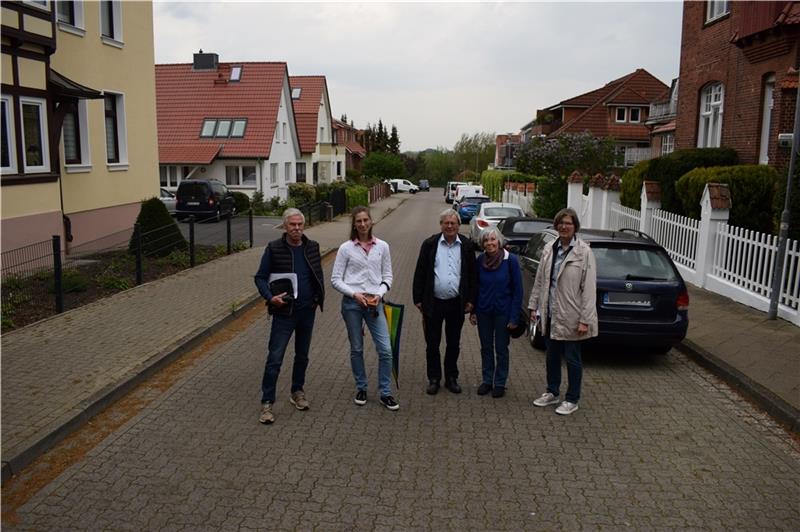 Jörg Koepp, Julia Böttcher, Bernd Lützow und Ute Klöss (von links) sorgen sich um die Zukunft ihres Wohnquartiers in Altkloster. Foto: Wisser