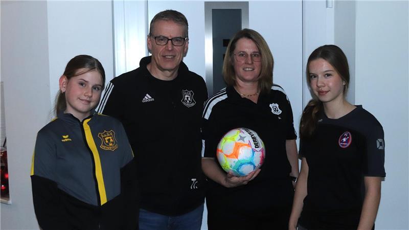 Jörg „Kossi“ Koslowski mit seiner positiv fußballverrückten Familie. Tochter Enya, Ehefrau Silke und Tochter Neela (von links).