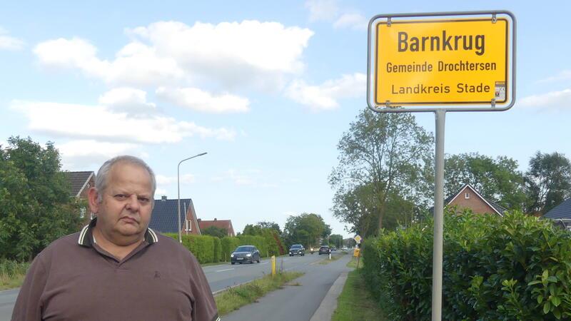Jörg Meyer, der seit 14 Jahren an der Ortsgrenze Barnkrug/Assel lebt, ist noch skeptisch, ob die Zusammenlegung der Orte und der Wegfall des Tempo-70-Abschnitts für mehr Sicherheit sorgen.