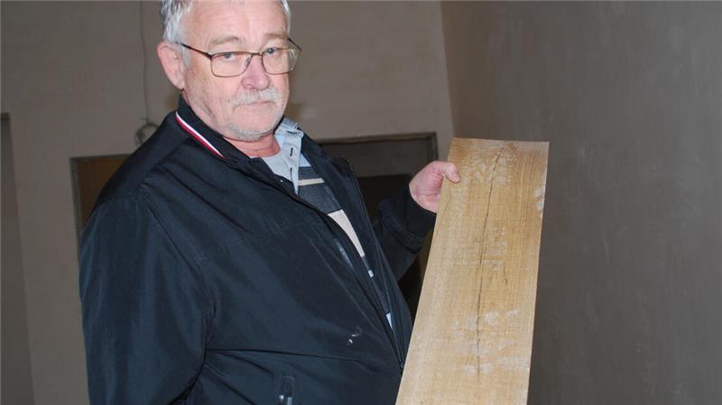 Deinste erhält neuen Dorfmittelpunkt - mit E-Auto-Ladestation Jörg Müller zeigt die Fußbodenplanken in Holzoptik für den großen Saal.