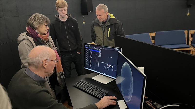 Jörg Pollmann erklärt den Besuchern Karin Daentzer, Fabian Kolck und Bernd Daentzer die neue LED-Beamer-Technik im Planetarium in Grünendeich (von links).