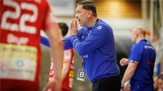 Jörg Rademacher engagiert an der Seitenlinie. Der Trainer will beim VfL Fredenbeck im Abstiegskampf vor allem mehr Stabilität sehen.