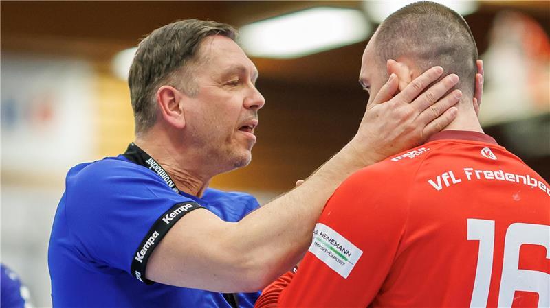 Jörg Rademacher redet viel mit den Spielern. „Der Druck liegt bei uns.“