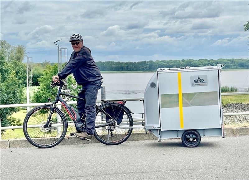 Ex-Airbus-Ingenieur entwickelt Mini-Camper fürs Fahrrad Jörg Reitmann aus Harsefeld hat seinen Fahrradanhänger Marke Eigenbau bereits auf mehrtägigen Touren getestet Fotos: Reitmann
