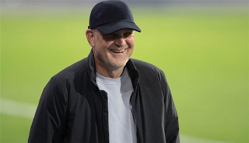 Jörg Schmadtke, Sport-Geschäftsführer beim VfL Wolfsburg, ist vor dem Spiel im Stadion. Foto: Swen Pförtner/dpa