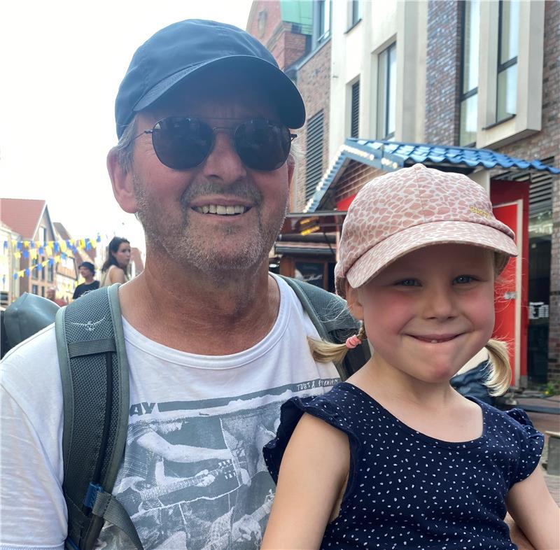 Jörg Schulz ist aus Schleswig-Holstein angereist, um den Tanzhaus-Auftritt seiner Buxtehuder Enkelin Alva auf der Petri-Platz-Bühne zu sehen.
