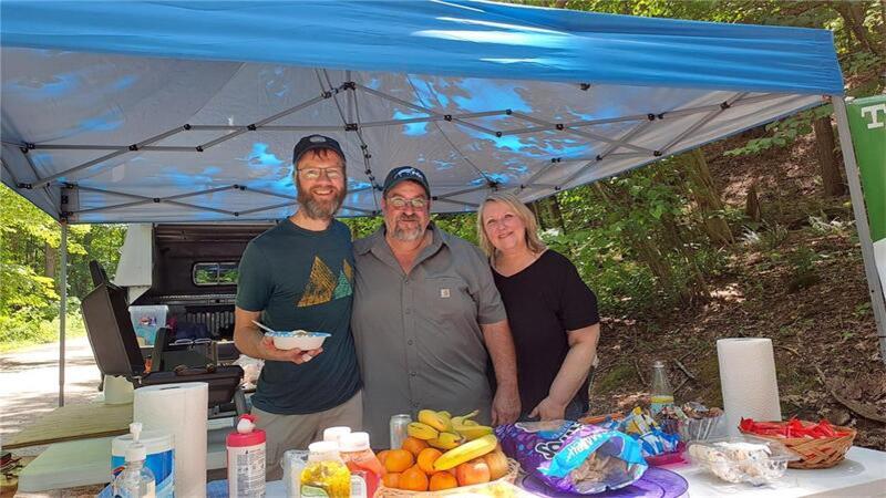 „Trail Magic“: Dipshorner erlebt magische Momente auf dem Appalachian Trail Jörg Seeger mit Annette und Eric Peter, die die Trail Magic organisiert haben. Annette Peter ist eine Cousine von Jörg Seegers Mutter und lebt mit ihrem Mann in Albany im US-Bundesstaat New York.