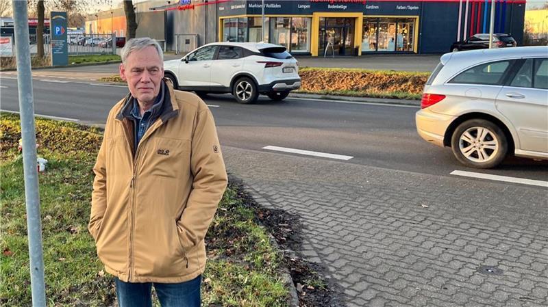 Jörg Welsch und andere Anwohner wünschen sich einen sicheren Übergang auf die andere Straßenseite der Harburger Straße.