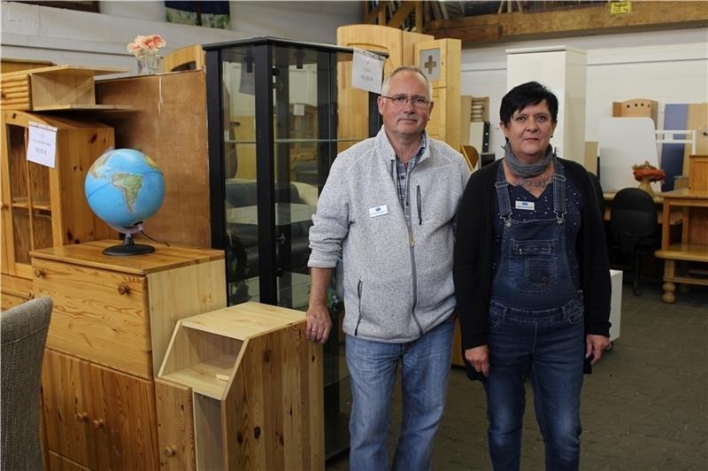 Jörg Westphal, Betriebsleiter von Purkauf und Relectro, und Purkauf-Mitarbeiterin Martina Staffeldt im Möbellager.