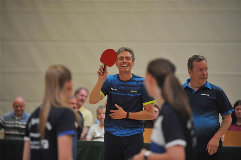 Tischtennis-Legenden haben in Drochtersen viele Fans Jörgen Persson (links) und Jan-Ove Waldner kennen sich seit Ende der Siebziger. In Drochtersen boten sie eine unterhaltsame Show. Foto: Scholz
