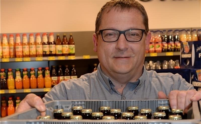 Jörn Euhus in seiner Getränkeabteilung. Er betreibt in Fredenbeck den Edeka-Markt. Fotos Kordländer