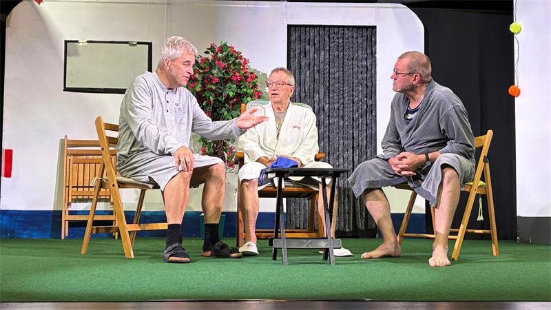 Platt in Hammah: Rampensau nach 30 Jahren wieder auf der Bühne Jörn-Hinnerk Abbe als Waldemar, Günter Schlüter als Markus und Werner Langen als Dieter (von links) im Morgenplausch.