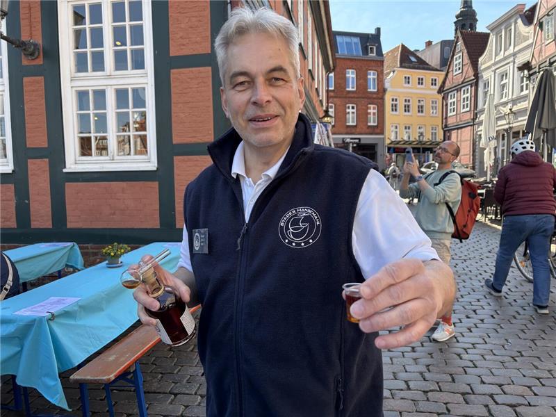 Stader Hansemahl der Brüderschaften: So gelingt das perfekte Spiegelei Jörn-Hinnerk Abbe von der Rosenkranz-Gotteshülfe-Brüderschaft verteilte Stoder Gotteshülp - eine Kräuterspirituose, die nur beim Hansemahl erhältlich ist.