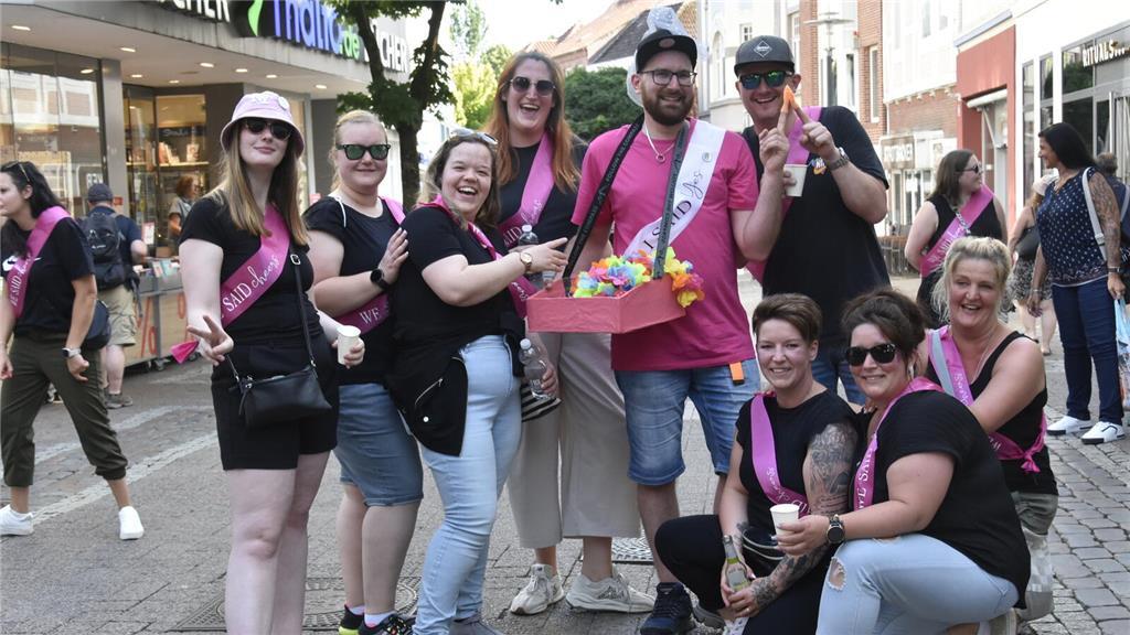 Jörn Krüger (Mitte) feierte seinen Junggesellenabschied und grüßt seinen Bräutig...