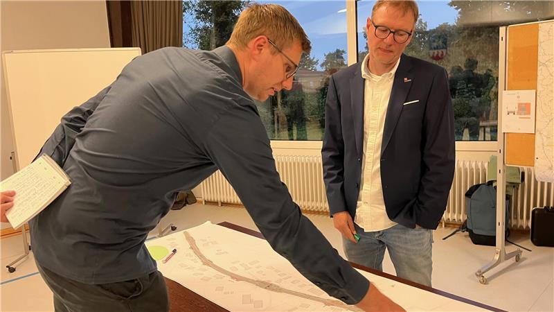 B73-Sanierung in Düdenbüttel: Das müssen Autofahrer wissen Jörn Martens (links) zeigt Falk Salomon von der Straßenbaubehörde, welche Kritikpunkte die Bürger zur B73-Sanierung vorgebracht haben.