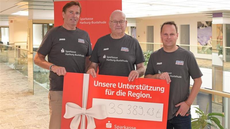 Jörn Schimkat (Mitte) mit Ex-Profi Jens Duve (links), der das Legendenteam trainierte, und Jörn Stolle von der Sparkasse Harburg-Buxtehude.