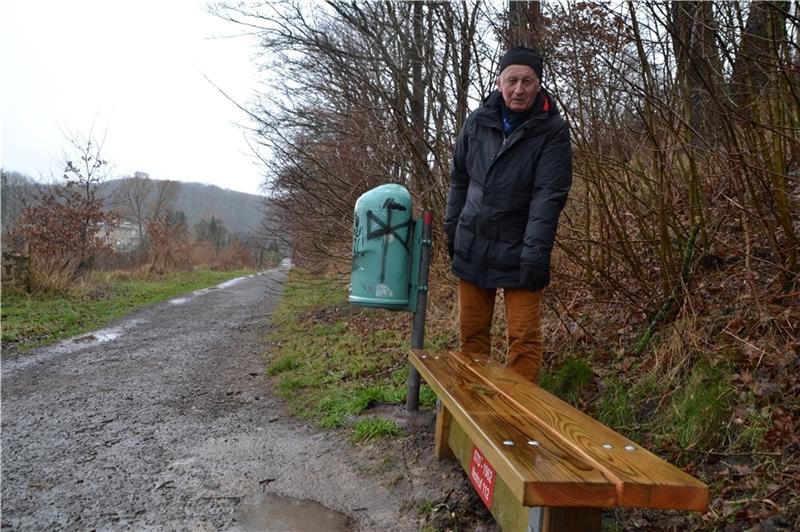 Jörn Stürenberg wundert sich über neue Bänke ohne Rückenlehne im Diedrich-Speckmann-Weg. Foto: Helfferich