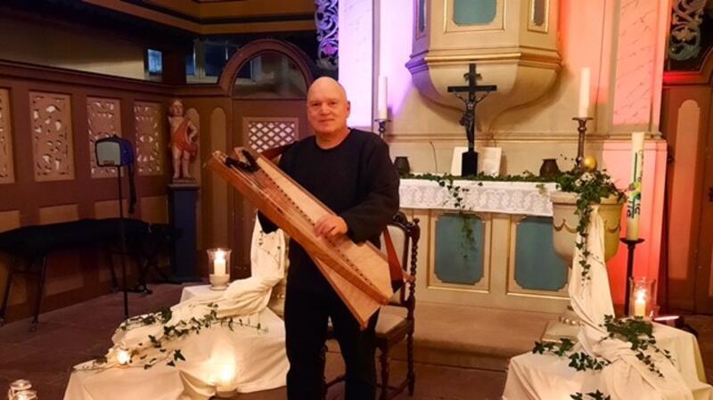 Jörn-Uwe Wulf erzählt Märchen zum „Danach“ in der St.-Marien-Kirche Jörn-Uwe Wulf begleitet seine Erzählungen mit Eigenkompositionen auf der für ihn entwickelten und gebauten Harfe.