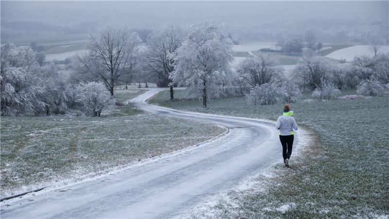 Joggerin trotzt Schnee und Raureif an Heiligabend in Uttenweiler