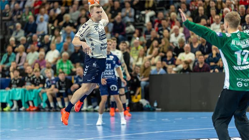 Titelverteidiger Flensburg erreicht European-League-Endrunde Johan Hansen von der SG Flensburg-Handewitt beim Torwurf,