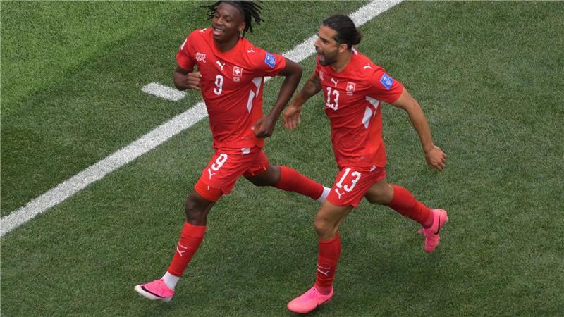 Xhaka grummelt: „Muss niemandem mehr etwas beweisen“ Johan Manzambi (links) wurde mit einem Doppelpack zum Matchwinner für die Schweiz.