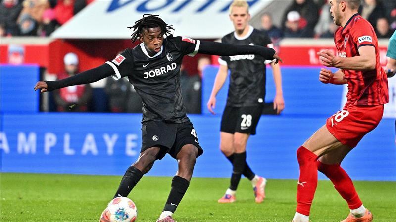 Johan Manzambi schießt das 1:0 für den SC Freiburg.