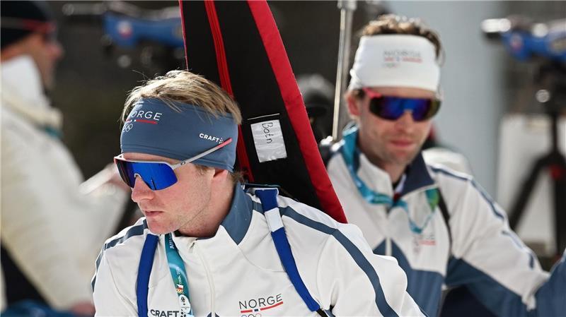 Johan-Olav Botn (vorn) und Sturla Holm Laegreid bereiten sich auf das nächste Rennen vor.