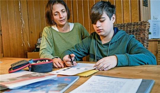 Johan lernt zusammen mit seiner Mutter Tanja. Der Zwölfjährige leidet an den Langzeitfolgen einer Covid-Erkrankung, die er im März 2022 durchmachte.