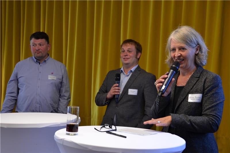 Johann Leidecker (links) und Dirk Büther sprachen für den Arbeitskreis Landwirtschaft und Naturschutz. Anke Butscher moderierte die Veranstaltung des WWF. Foto: Helfferich