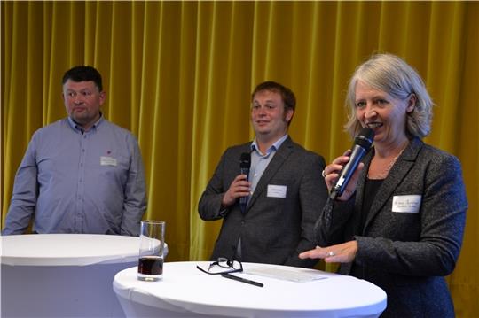 Johann Leidecker (links) und Dirk Büther sprachen für den Arbeitskreis Landwirtschaft und Naturschutz. Anke Butscher moderierte die Veranstaltung des WWF. Foto: Helfferich