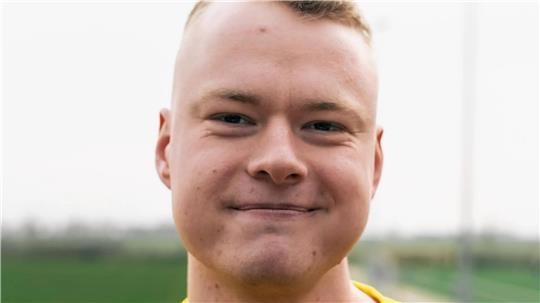 Johann Naruga erzielte alle drei Tore beim 3:2-Sieg von Apensen III gegen den designierten Meister.