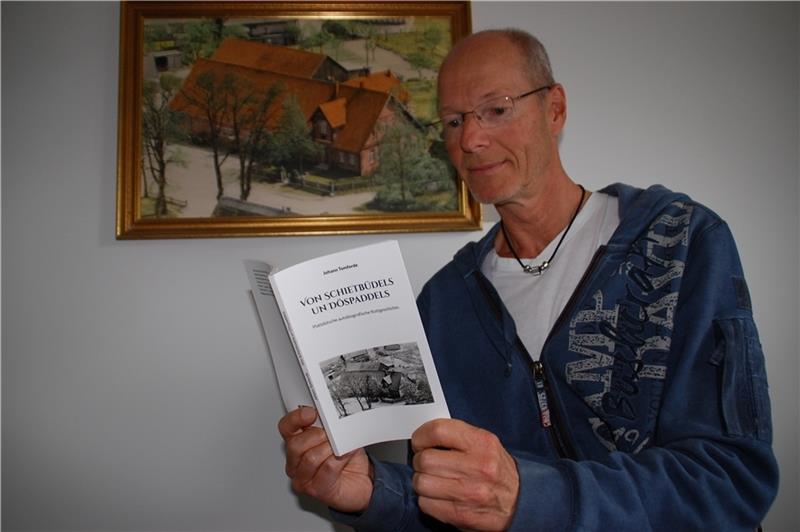 Johann Tomfordes neues Buch soll Plattdeutsch retten Johann Tomforde neben dem Bild seines Elternhauses in Wangersen, das auch den Titel seines erstes plattdeutschen Buches ziert. Foto: Laudien