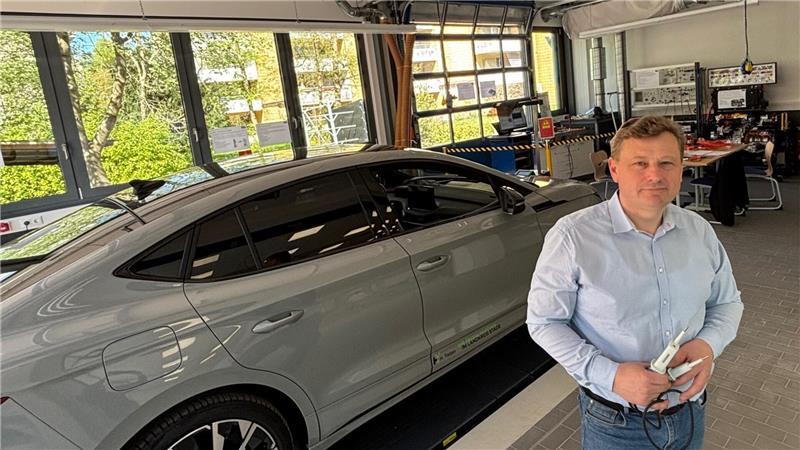Johann Tuchscherer leitet das neue Kompetenzzentrum für E-Mobilität an den Berufsbildenden Schulen Buxtehude. Auf dem Bild steht er in der Werkstatt der Ausbildungsstätte für Kfz-Mechatroniker.