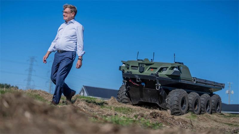 Johann Wadephul (CDU), Außenminister, besucht die Firma Rheinmetall Provectus in Ottawa und geht vor einem autonomen Begleitwagen Missionmaster MMSP 2.0 des Rüstungskonzerns.