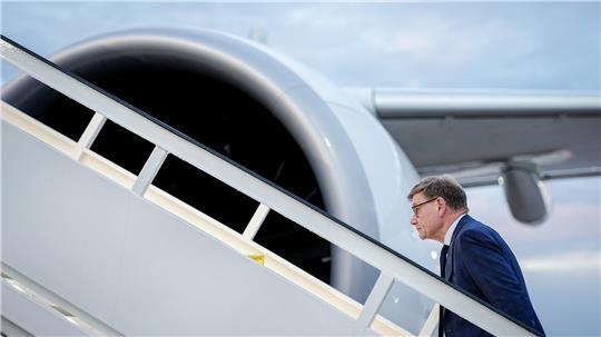 Johann Wadephul (CDU), Außenminister, steigt in den Airbus A350 der Luftwaffe für den Flug nach New York.
