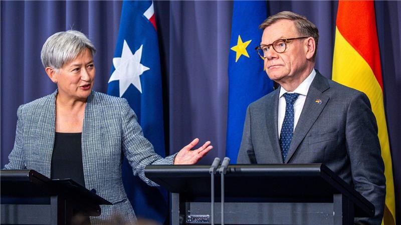 Johann Wadephul (CDU), Außenminister,  und Penny Wong, Außenministerin von Australien, bei einer Pressekonferenz.