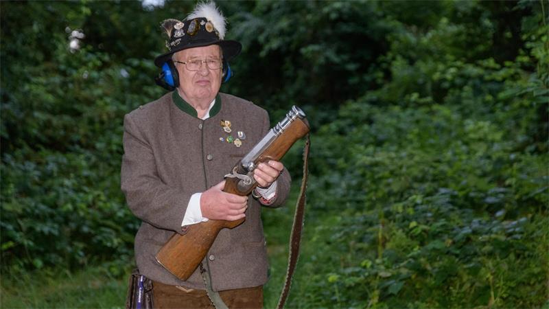 Zapfenstreich in Buxtehude: Das steckt hinter der Schützenfest-Tradition Johann Wille schießt dreimal mit einem Schaftböller - dann setzt sich der Marsch in Bewegung.
