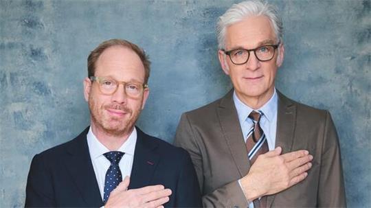 Johann von Bülow und Walter Sittler erzählen zu Ehren von Roger Willemsen und Dieter Hildebrandt die Weltgeschichte der Lüge im Stadeum.