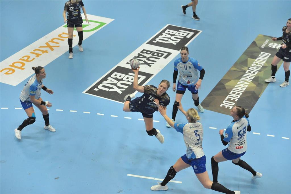 Johanna Andresen fliegt zum Torwurf.