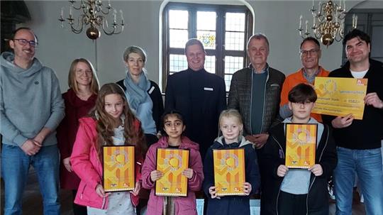 Johanna Benzinger, Dania Mojeeb, Joleen Paselk und Rafail Milkurti (vorn) mit Marc Rohde, Luise Zentgraf, Gaby Schlichting, Carsten Brokelmann, Gerd Maxin, Thomas Pauli und Marc Olszewski (hinten).